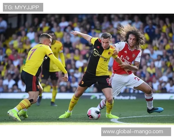 足球被晃的瞬间揭秘如何在比赛中巧妙运用假动作与技术突破对手防线